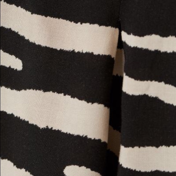 H&M ZEBRA SHORTS - Picture 2 of 2